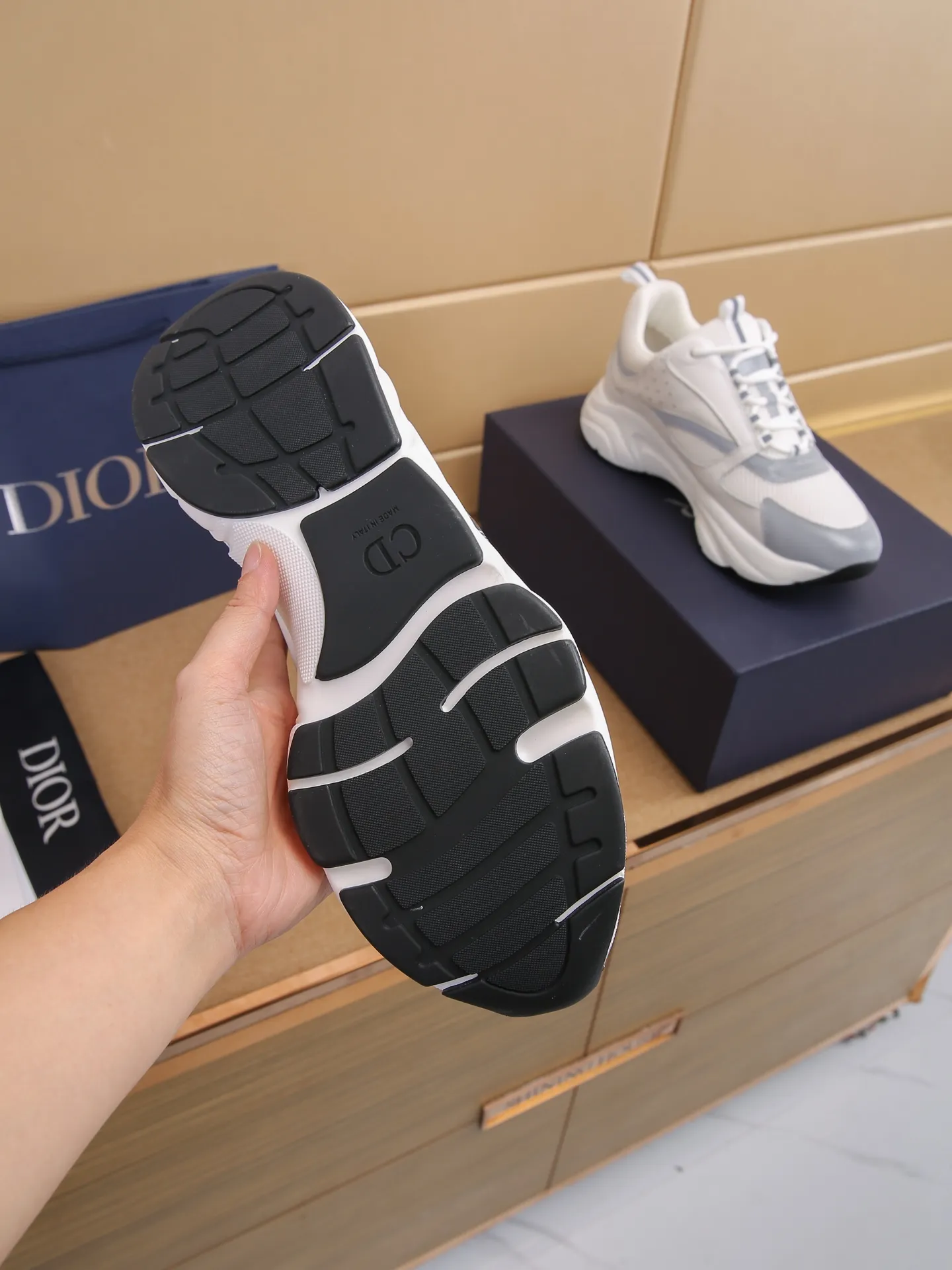 Factory price: 460💰Dior’s top version of D’s b22 men’s sports shoes. Inspired by retro running styles, the chunky low-top silhouette features gray calf leather and blue and white mesh fabric uppers, atop a black, white and blue engraved rubber sole. Nylon ribbon accents the blue mesh tongue and heel counter, and a "dio~" logo appears on the side. Pair it with a suit for a striking contrast and add a sportswear-chic edge to your look. The thick sole can be about 4cm~ Size: 38-45, [46, 47 customized]